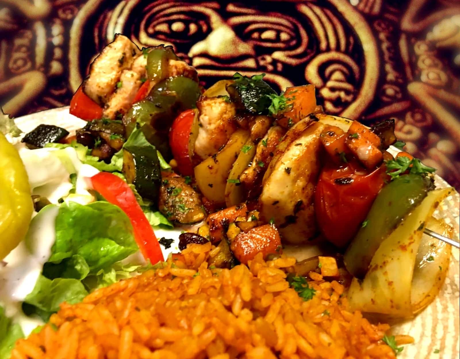 Hähnchenspieß gegrillt mit Reis und Salat