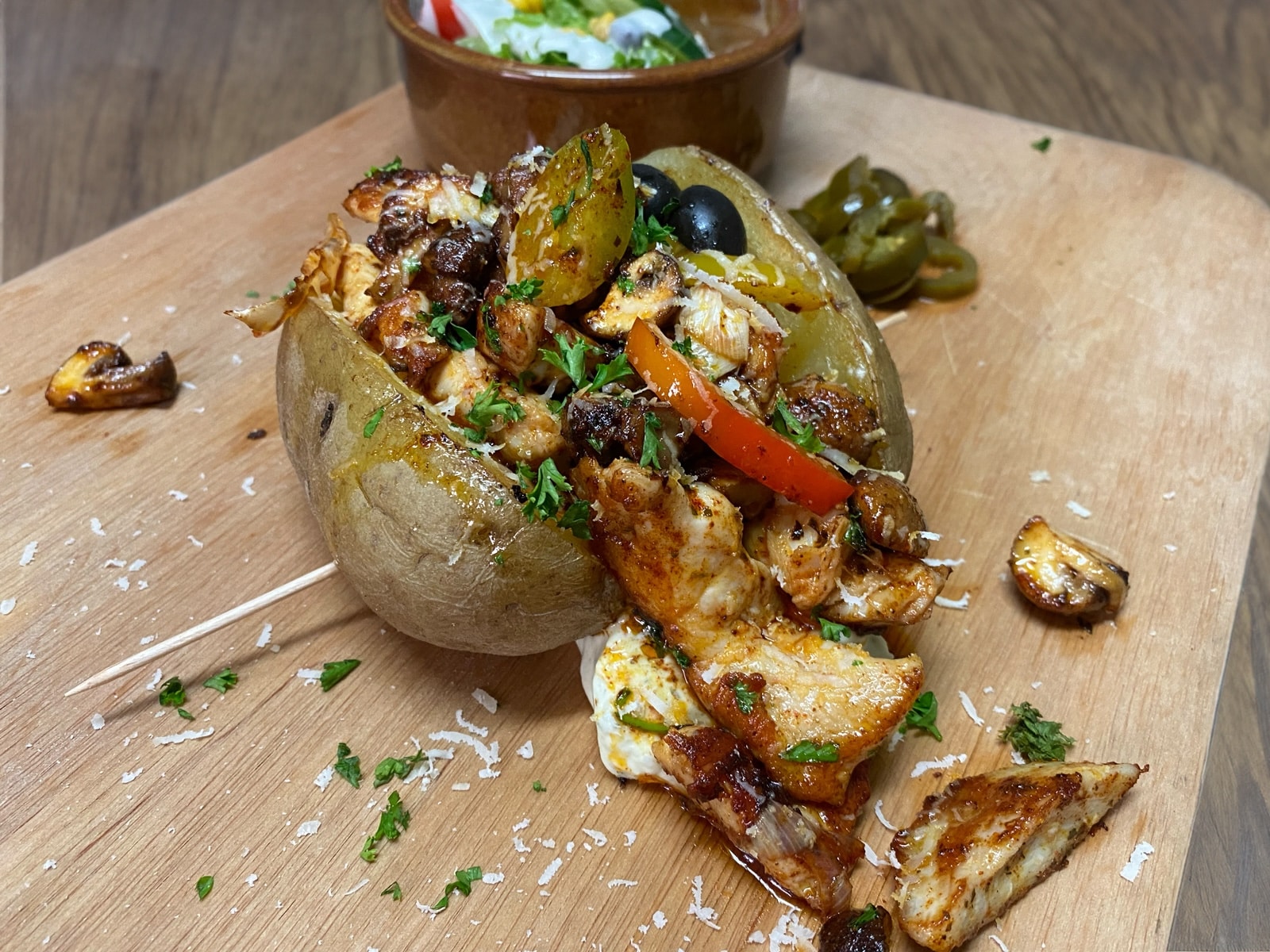 Ofenkartoffel mit gegrilltem Hähnchen und Champignons
