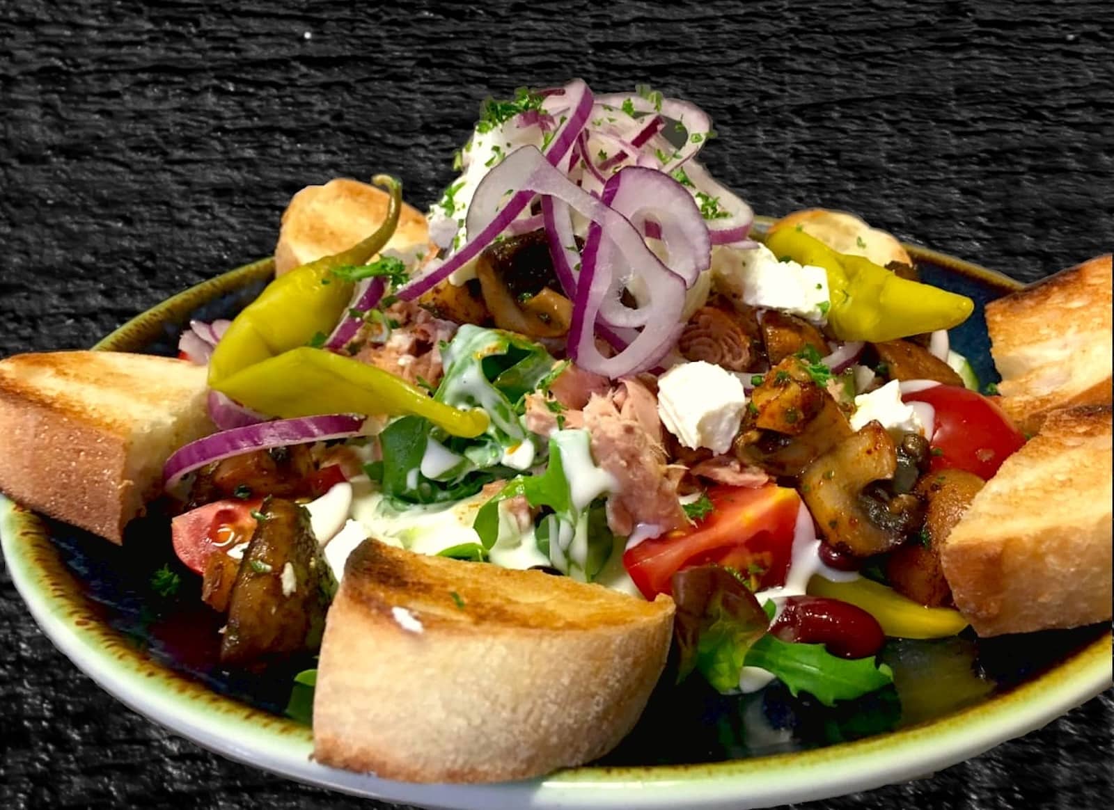 Thunfischsalat mit gegrillten Champions und Schafskäse